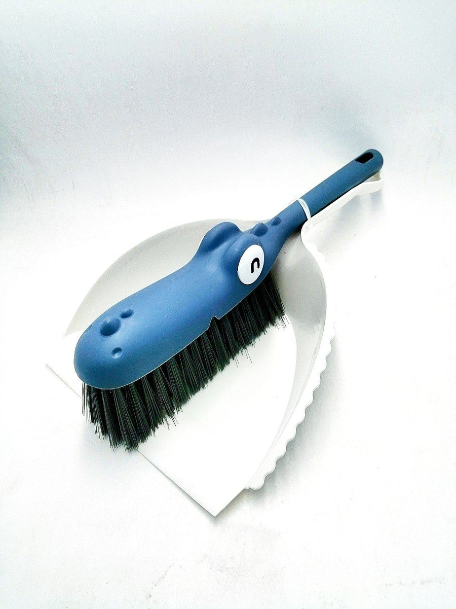 Brush with a shovel, crocodile